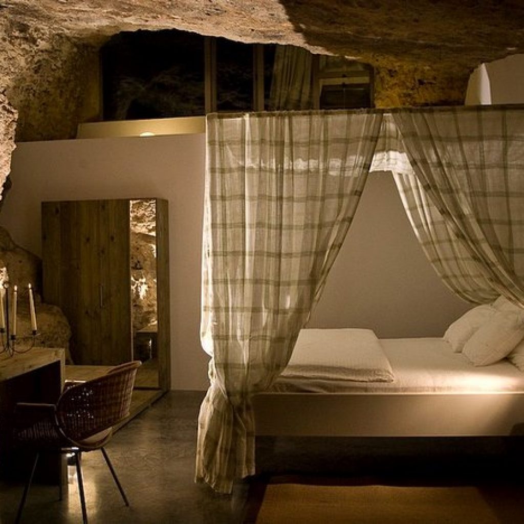 Скала на потолке. Дом в пещере Фестус, Миссури. Интерьер пещера. Интерьер в стиле пещеры. Спальня в стиле пещеры.